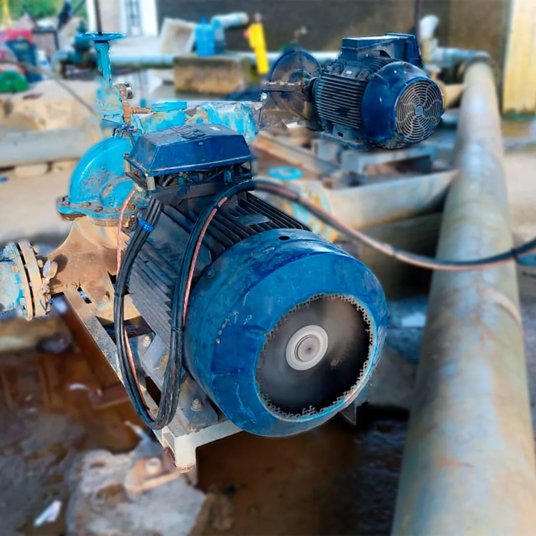 Motor eléctrico acoplado a una línea de tubería en taller