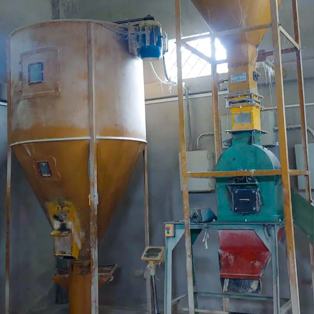 Tolva y molino en una planta de proceso